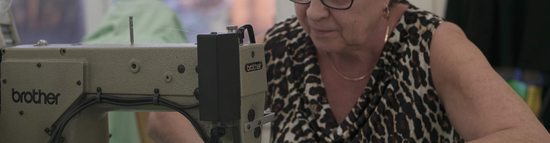 Opérateur/trice de machine à coudre manuelle (couturière)